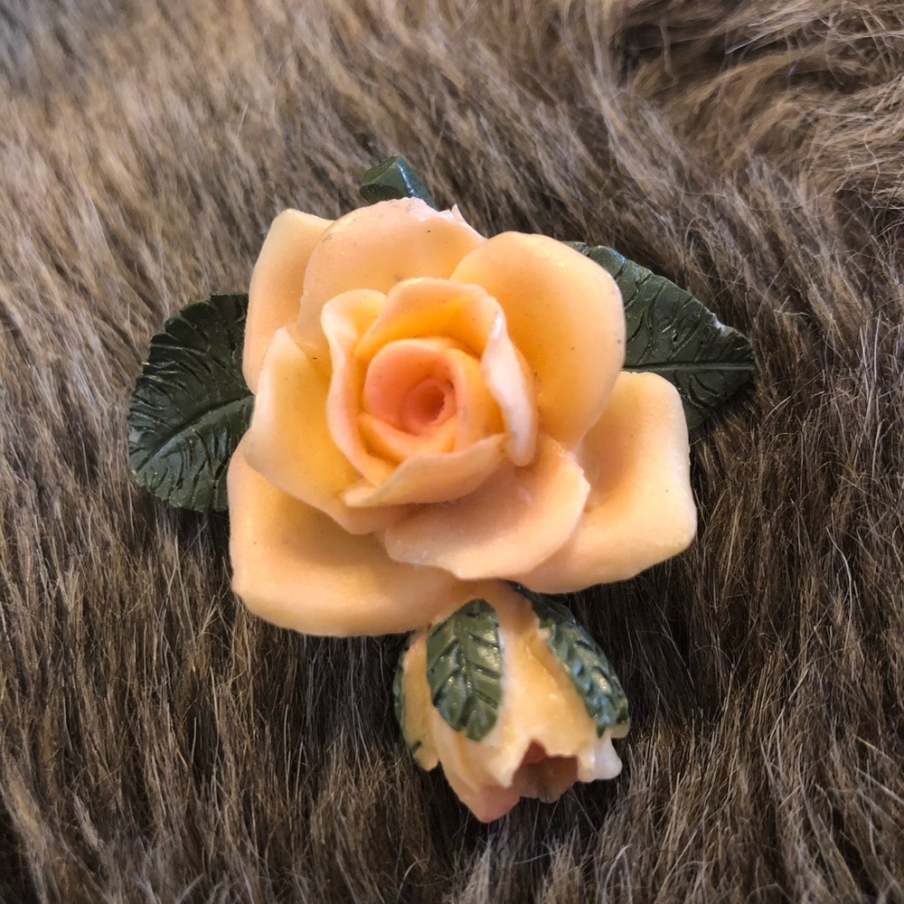 Vintage 80s cast resin peach rose brooch pin